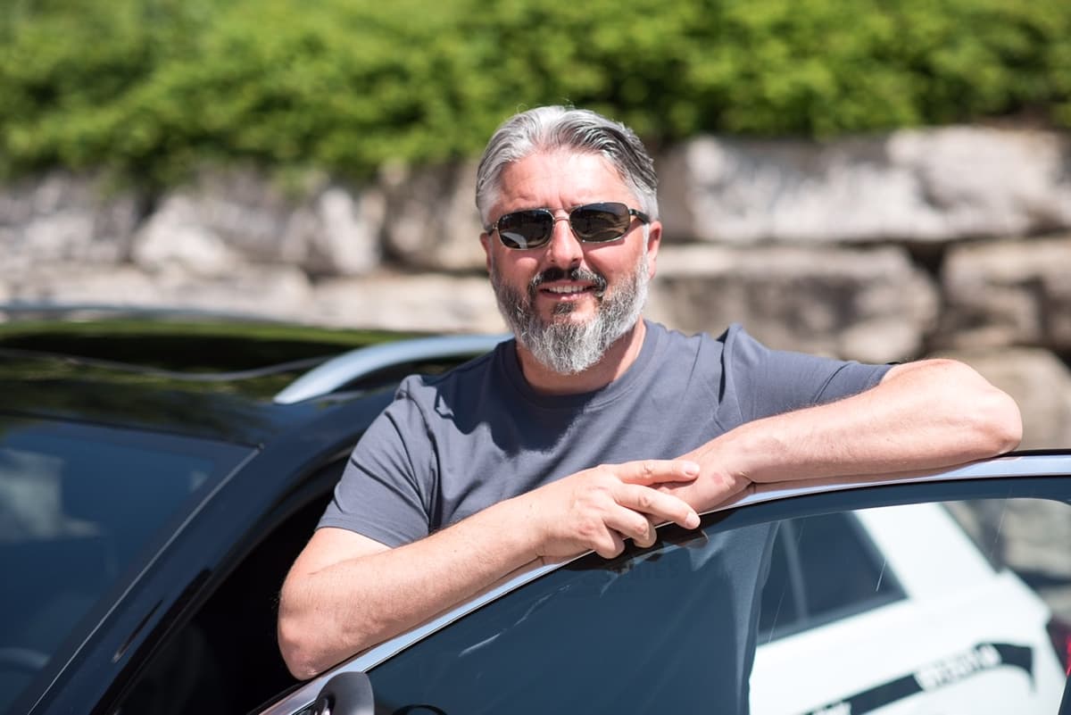 Samir Radič am Auto