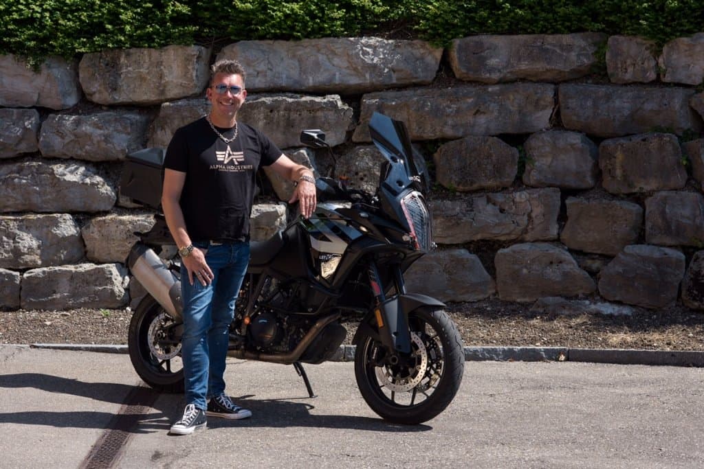 Gianni Sebestin mit Motorrad