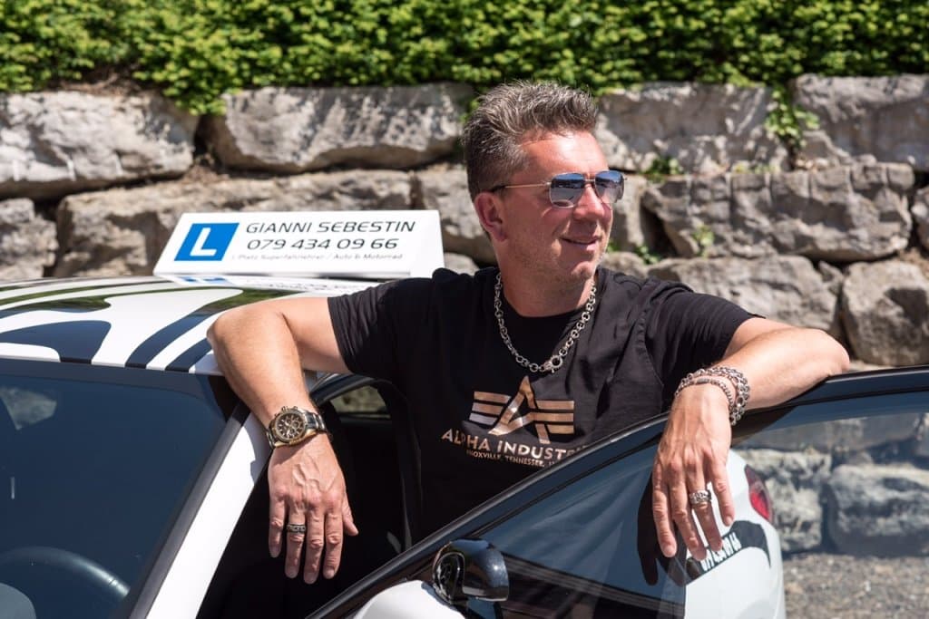 Gianni Sebestin am Auto