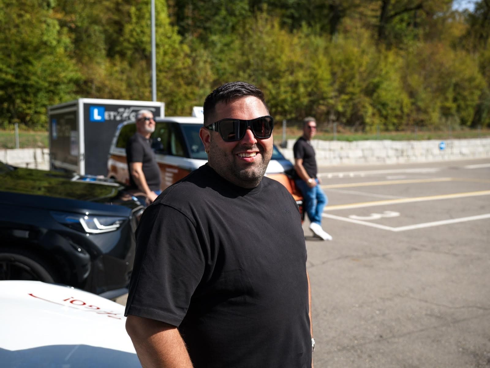 Let'ZHgo Fahrlehrer-Team mit der Fahrzeugflotte am Standort Zürich-Oerlikon