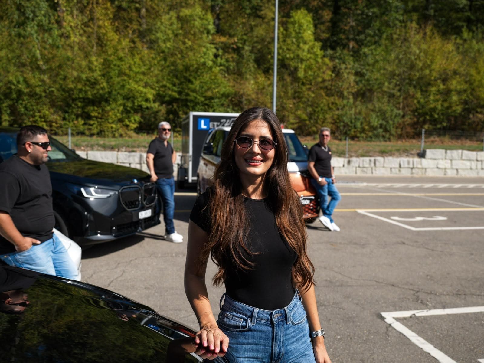 Let'ZHgo Fahrlehrer-Team mit der Fahrzeugflotte am Standort Regensdorf Furttal